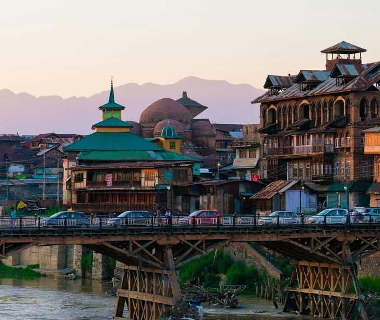 Srinagar Old City Heritage Walking Tour with Kahwa Tea - The shrine and mosque stops: where the stories land