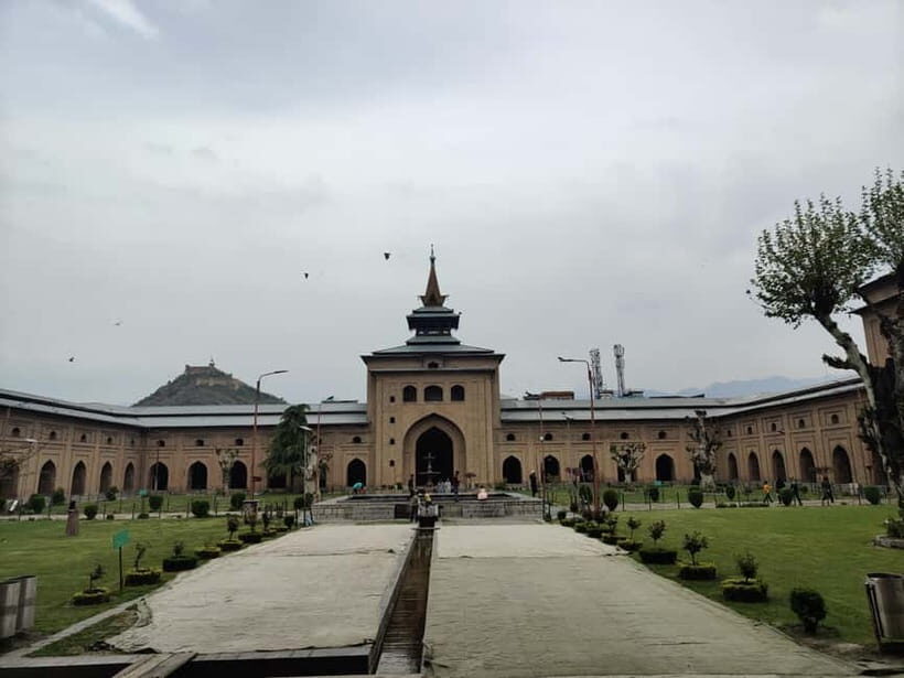 Srinagar: Private Old City and Mughal Gardens Guided Tour - A one-day Srinagar route that mixes streets, gardens, and water