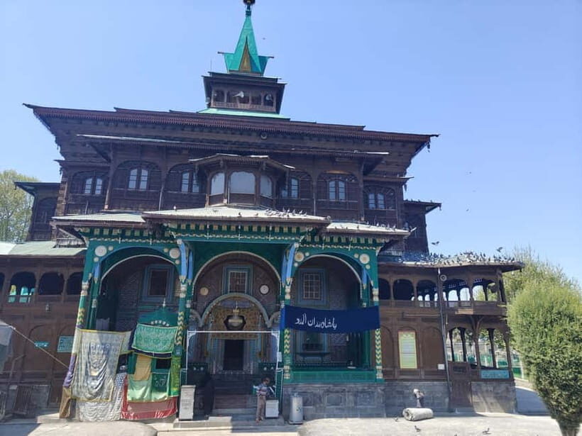 Srinagar: Private Old City and Mughal Gardens Guided Tour - Royal cemetery stop and the Jhelum River mosque sequence