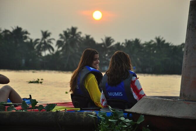 Sunset Kayaking in Hidden Alleppey Backwater Routes - Safety and comfort: how the guide keeps it smooth