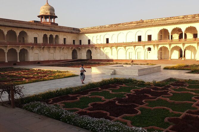 Taj Mahal And Agra Fort Private Day Tour with 5 Star Lunch - Agra Fort: Akbar’s 1565 fortress with real photo time