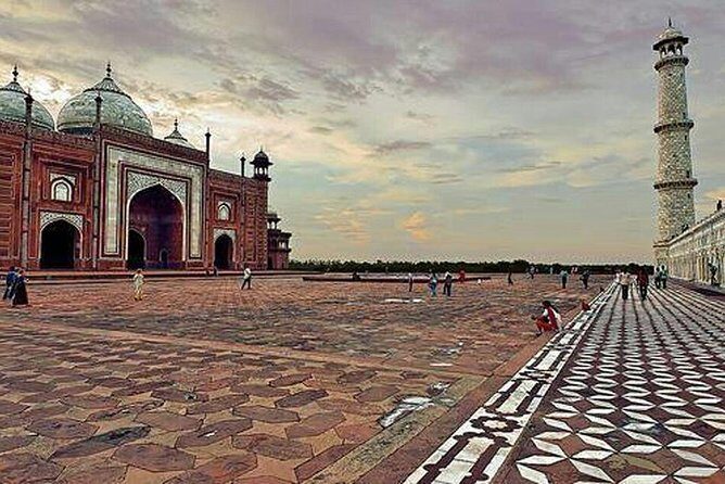 Taj Mahal And Fathepur Sikri - Lunch in an air-conditioned restaurant: a practical win