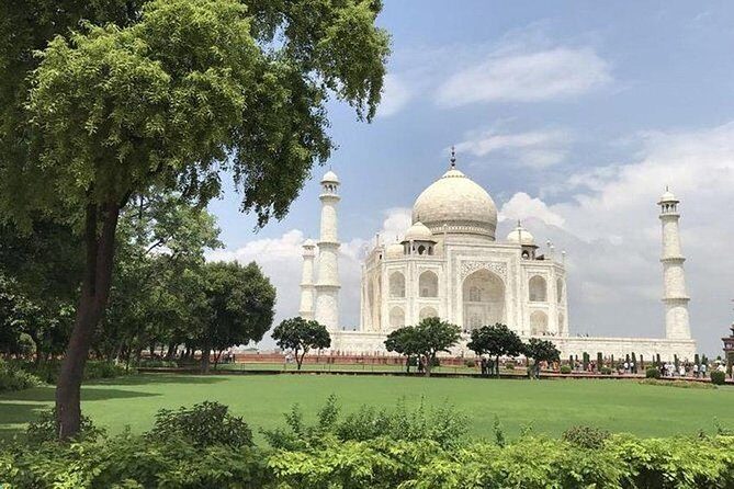 Taj Mahal Tour by Gatimaan Express Train With Lunch At 5 Star Hotel - Taj Mahal With a Private Guide: What to Focus On