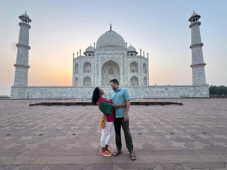 Taj Mahal Tour Fast-Track Entry with Tickets - Shoes Cover and Small Practical Touches