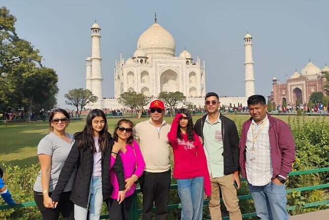Taj Mahal visits with Licensed Guide with Entry Assistance - Licensed Guide Plus Ticket Help: Why This Combo Works