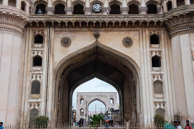 The City of Pearls Walking Tour - Chudi Bazaar and Minar Bangles: watching craftsmen work (and learning smart shopping)