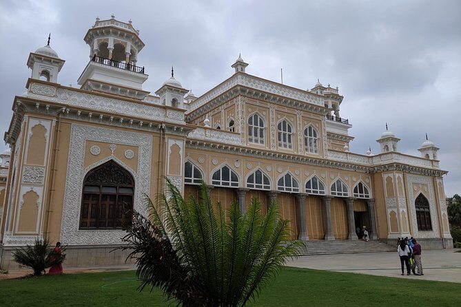 The City of Pearls Walking Tour - Tea, hot beverages, and food breaks that don’t derail the day