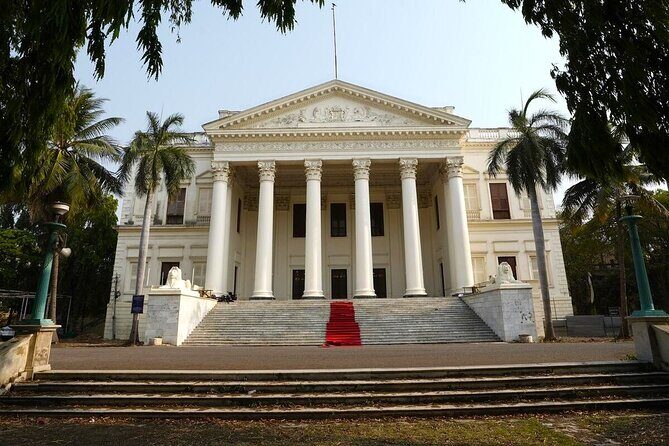 The White Mughal tour in Hyderabad about Romance & Betrayal - Bank Street (Koti): English bankers, commercial streets, and the story in motion