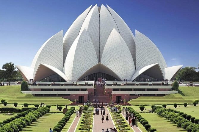 Tour a Nueva y Vieja Delhi Con Guía en Idioma Español - India Gate and Lotus Temple: big landmarks that ground the day
