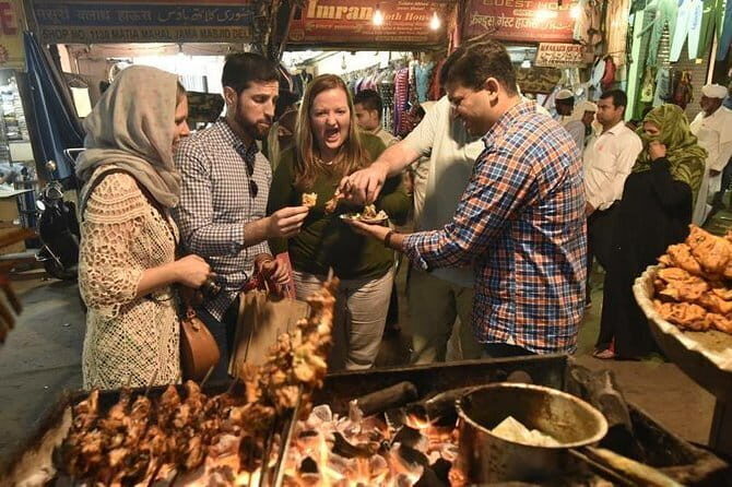 Tour a Nueva y Vieja Delhi Con Guía en Idioma Español - Old Delhi on foot, plus a rickshaw ride through the spice-market zone