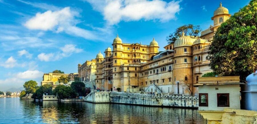 Udaipur: City Palace Museum Tour and Lake Pichola Boat Tour - City Palace and Jagdish Temple: a guided highlights run in 4 hours