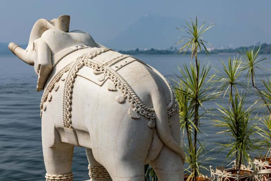 Udaipur: Full-Day Sightseeing Tour with Optional Guide - Jagdish Temple: a functioning temple with clear rules