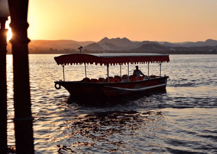 Udaipur: Guided Walking Tour of Ghats with Boat Ride - Lal Ghat: the colorful ghat you’ll remember without trying
