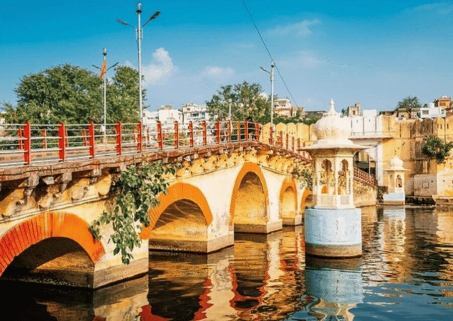 Udaipur: Guided Walking Tour of Ghats with Boat Ride - Ambrai Ghat: the romantic spot with the best payoff