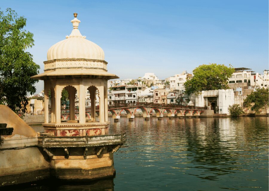 Udaipur: Guided Walking Tour of Ghats with Boat Ride - Boat ride on Lake Pichola via Jag Mandir Palace: the perspective shift