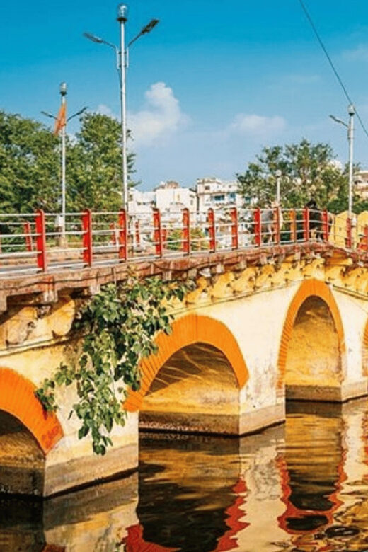 Udaipur: Guided Walking Tour of Ghats with Boat Ride - Meet the guide and get your bearings fast (Yash tends to lead)