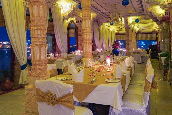 Udaipur: Jag Mandir Island Dinner with Boat Ride transfers - Inside or outside dinner: weather decides the vibe