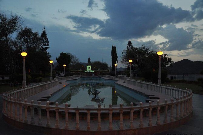 Udaipur Night Walk (2 Hours Guided Walking Tour) - Guide quality: English/Hindi storytelling that turns sights into meaning