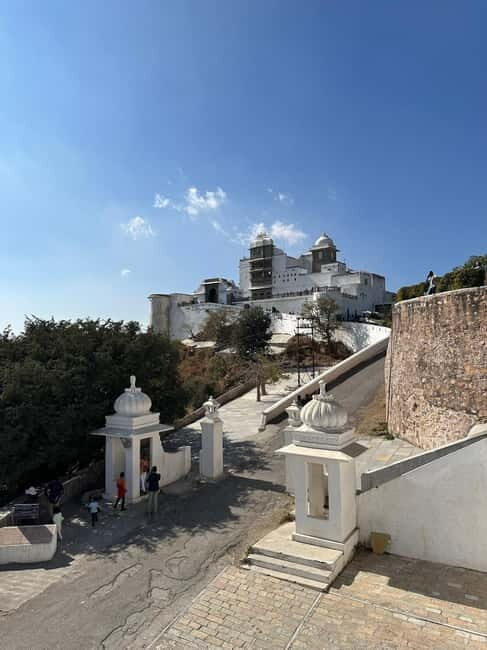 Udaipur: Sajjangarh Monsoon Palace Day Trip with Tickets - Comfort and How the Driver Adds Practical Value