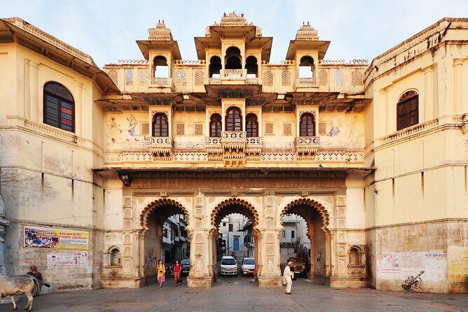 Udaipur Shopping Tour with Pickup and Drop Off - Stop 6: Bapu Bazar for More Categories, More Chances to Find a Specific Thing