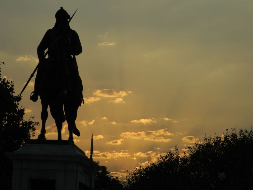 Udapiur: Night Walking Tour - Moving toward Sunset Point, Fateh Sagar Garden, and parks