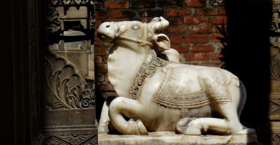 Walking Tour in the old part of the city of Varanasi - Meeting at Girjaghar: St. Thomas Church and First Impressions